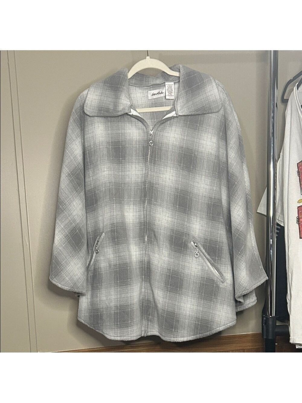 Le Moda Gray Plaid Fleece Cape w/zip pockets NWT OS